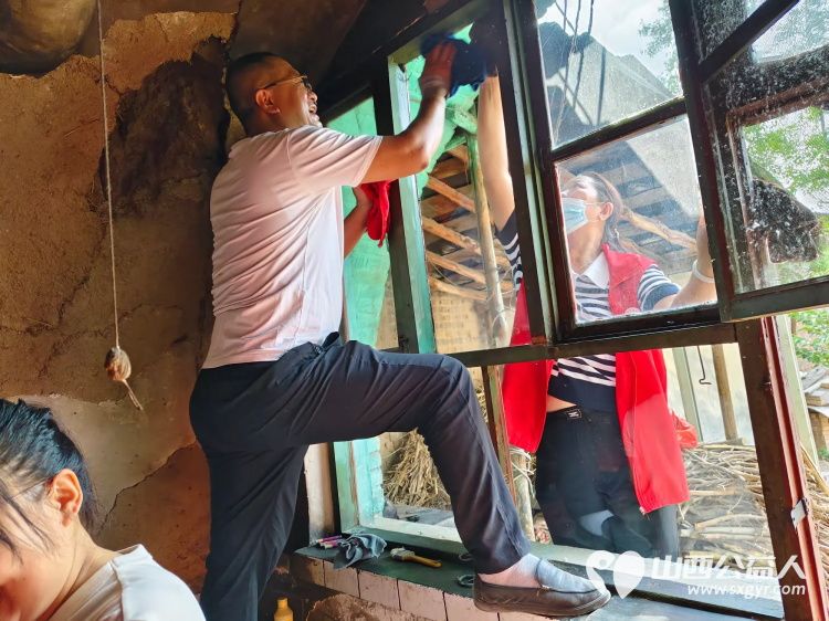 介休市敬老协会志愿者在龙凤镇峪子村入户特困老人84岁杜宏奎家中服务老人 - 第7张 - 山西公益人 介休市敬老协会志愿者在龙凤镇峪子村入户特困老人84岁杜宏奎家中服务老人 - 第7张