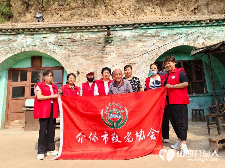 介休市敬老协会志愿者在龙凤镇峪子村入户特困老人84岁杜宏奎家中服务老人 - 第1张 - 山西公益人 介休市敬老协会志愿者在龙凤镇峪子村入户特困老人84岁杜宏奎家中服务老人 - 第1张