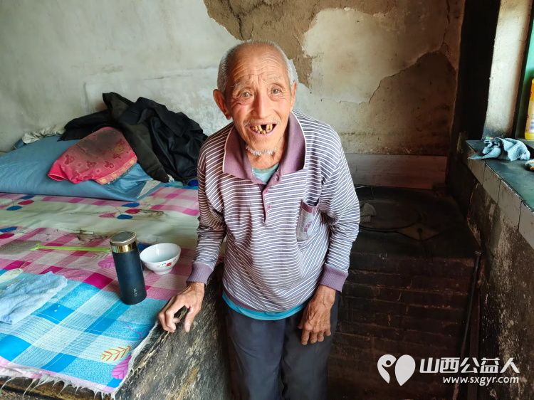 介休市敬老协会志愿者在龙凤镇峪子村入户特困老人84岁杜宏奎家中服务老人 - 第3张 - 山西公益人 介休市敬老协会志愿者在龙凤镇峪子村入户特困老人84岁杜宏奎家中服务老人 - 第3张