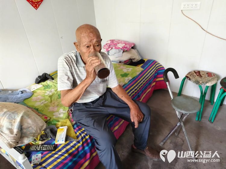 介休市敬老协会孝善行敬老行动在连福镇南王里村入户特困老人87岁田兆武家中 - 第6张 - 山西公益人 介休市敬老协会孝善行敬老行动在连福镇南王里村入户特困老人87岁田兆武家中 - 第6张