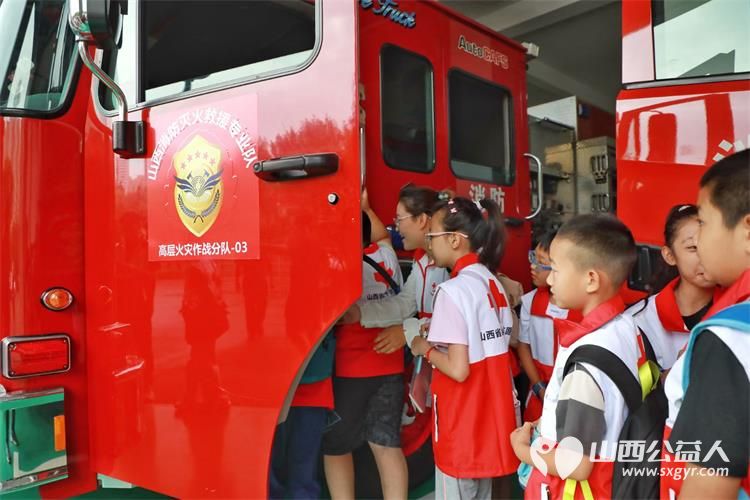 2024年山西省红十字小小宣讲员在红十字志愿者老师的带领下走进太原市消防救援特勤大队体验消防生活学习消防知识 - 第4张 - 山西公益人 2024年山西省红十字小小宣讲员在红十字志愿者老师的带领下走进太原市消防救援特勤大队体验消防生活学习消防知识 - 第4张