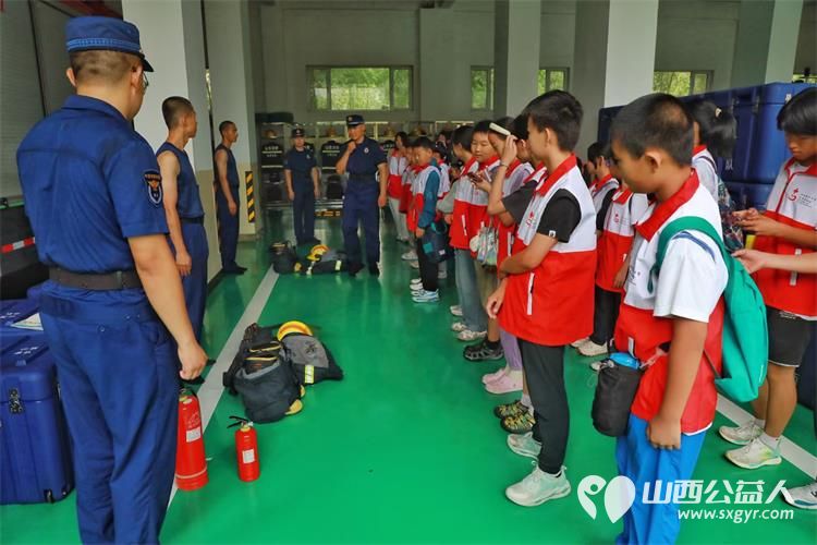 2024年山西省红十字小小宣讲员在红十字志愿者老师的带领下走进太原市消防救援特勤大队体验消防生活学习消防知识 - 第2张 - 山西公益人 2024年山西省红十字小小宣讲员在红十字志愿者老师的带领下走进太原市消防救援特勤大队体验消防生活学习消防知识 - 第2张