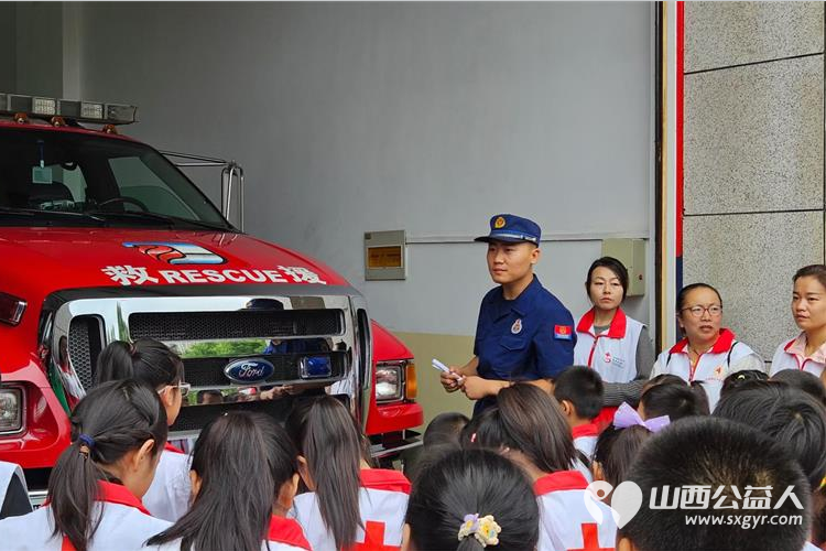 2024年山西省红十字小小宣讲员在红十字志愿者老师的带领下走进太原市消防救援特勤大队体验消防生活学习消防知识 - 第6张 - 山西公益人 2024年山西省红十字小小宣讲员在红十字志愿者老师的带领下走进太原市消防救援特勤大队体验消防生活学习消防知识 - 第6张