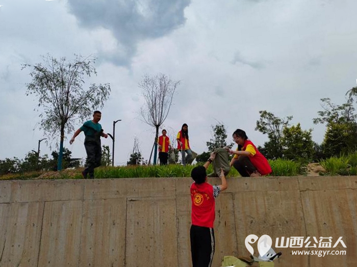 寿阳县卡卡公益协会组织志愿者保护生态环境清理河道垃圾 - 第3张 - 山西公益人 寿阳县卡卡公益协会组织志愿者保护生态环境清理河道垃圾 - 第3张