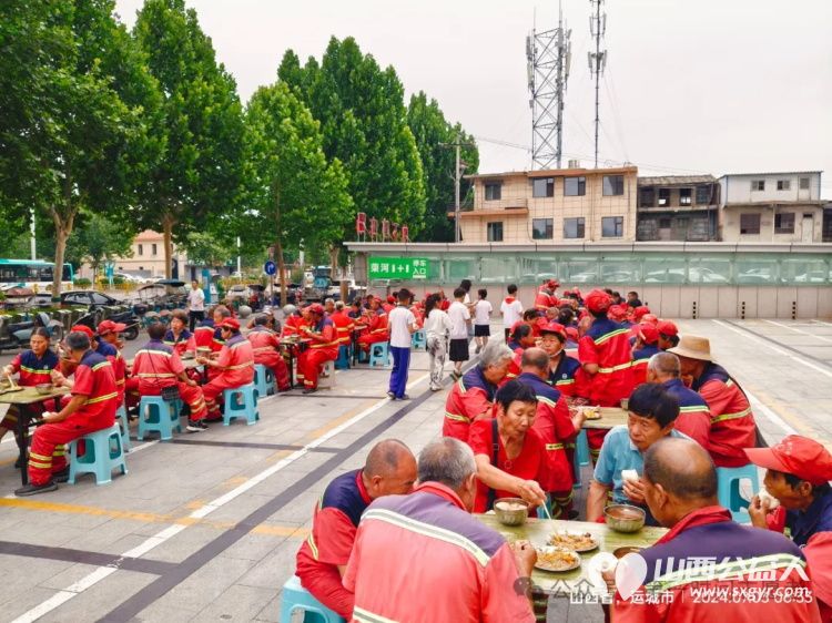小小志愿者温暖环卫心——运城市解放路第三小学五年级学生参与第一时间志愿者爱心早餐发放 - 第2张 - 山西公益人 小小志愿者温暖环卫心——运城市解放路第三小学五年级学生参与第一时间志愿者爱心早餐发放 - 第2张