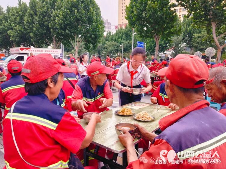 小小志愿者温暖环卫心——运城市解放路第三小学五年级学生参与第一时间志愿者爱心早餐发放 - 第8张 - 山西公益人 小小志愿者温暖环卫心——运城市解放路第三小学五年级学生参与第一时间志愿者爱心早餐发放 - 第8张