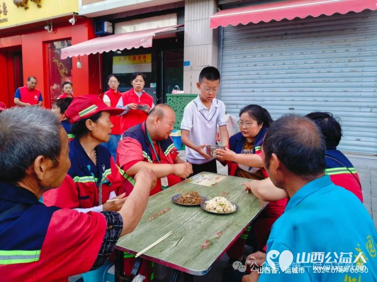 小小志愿者温暖环卫心——运城市解放路第三小学五年级学生参与第一时间志愿者爱心早餐发放 - 第5张 - 山西公益人 小小志愿者温暖环卫心——运城市解放路第三小学五年级学生参与第一时间志愿者爱心早餐发放 - 第5张