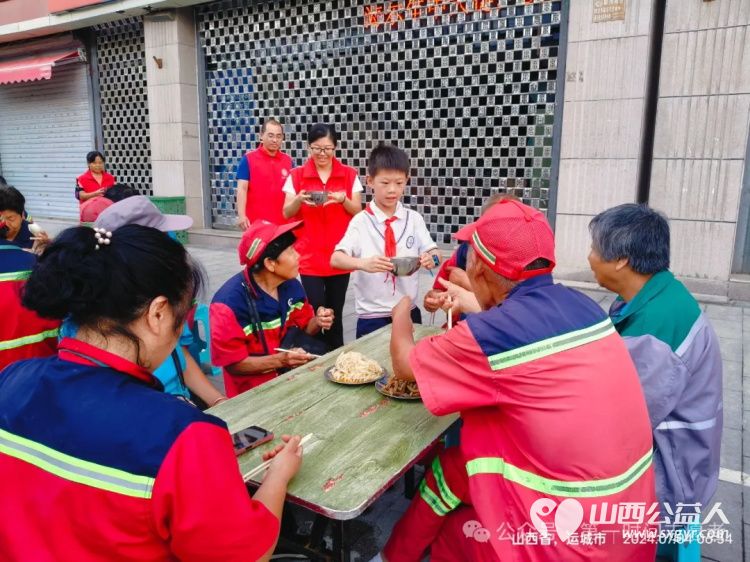 小小志愿者温暖环卫心——运城市解放路第三小学五年级学生参与第一时间志愿者爱心早餐发放 - 第10张 - 山西公益人 小小志愿者温暖环卫心——运城市解放路第三小学五年级学生参与第一时间志愿者爱心早餐发放 - 第10张