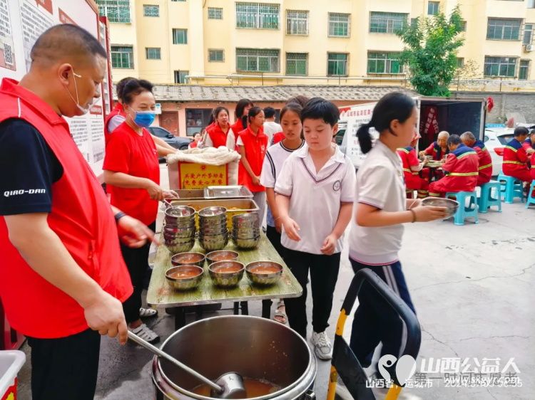 小小志愿者温暖环卫心——运城市解放路第三小学五年级学生参与第一时间志愿者爱心早餐发放 - 第7张 - 山西公益人 小小志愿者温暖环卫心——运城市解放路第三小学五年级学生参与第一时间志愿者爱心早餐发放 - 第7张