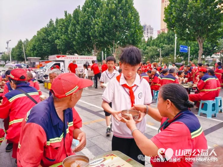 小小志愿者温暖环卫心——运城市解放路第三小学五年级学生参与第一时间志愿者爱心早餐发放 - 第17张 - 山西公益人 小小志愿者温暖环卫心——运城市解放路第三小学五年级学生参与第一时间志愿者爱心早餐发放 - 第17张