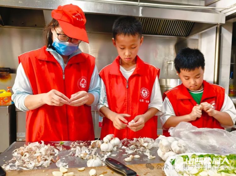 小小志愿者温暖环卫心——运城市解放路第三小学五年级学生参与第一时间志愿者爱心早餐发放 - 第13张 - 山西公益人 小小志愿者温暖环卫心——运城市解放路第三小学五年级学生参与第一时间志愿者爱心早餐发放 - 第13张