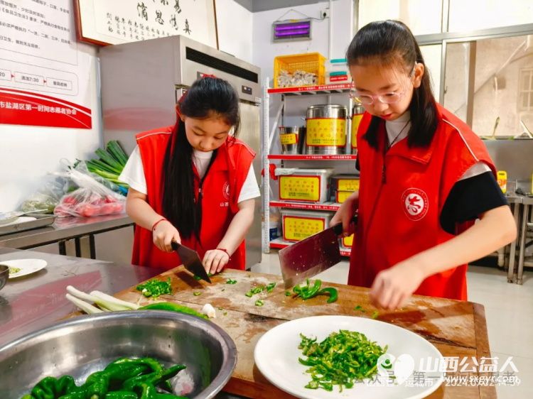 小小志愿者温暖环卫心——运城市解放路第三小学五年级学生参与第一时间志愿者爱心早餐发放 - 第12张 - 山西公益人 小小志愿者温暖环卫心——运城市解放路第三小学五年级学生参与第一时间志愿者爱心早餐发放 - 第12张
