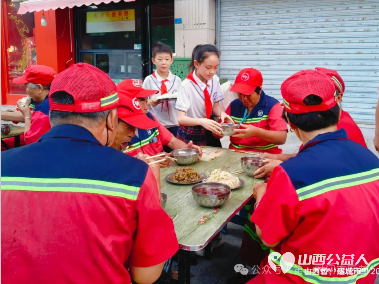 小小志愿者温暖环卫心——运城市解放路第三小学五年级学生参与第一时间志愿者爱心早餐发放 - 第3张 - 山西公益人 小小志愿者温暖环卫心——运城市解放路第三小学五年级学生参与第一时间志愿者爱心早餐发放 - 第3张