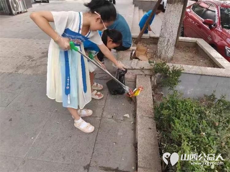 太原市儿童友好城市促进会组织引导蚂蚁力量义工团业余时间清理垃圾 - 第7张