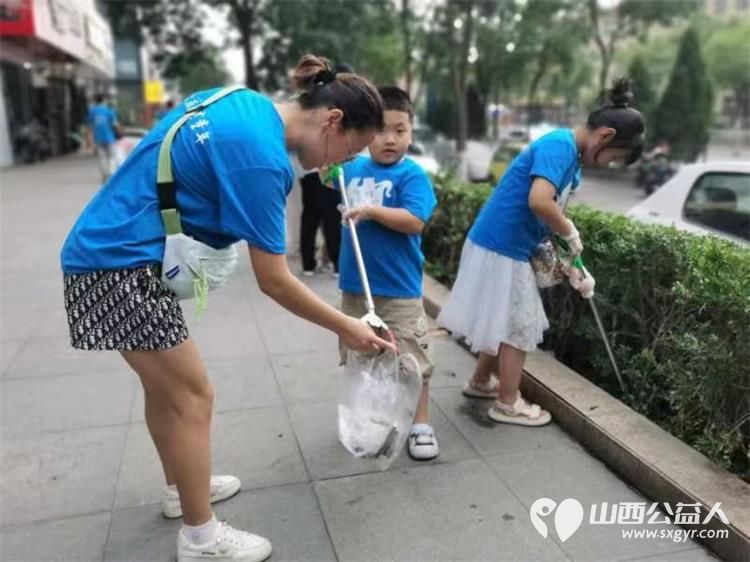 太原市儿童友好城市促进会组织引导蚂蚁力量义工团业余时间清理垃圾 - 第2张