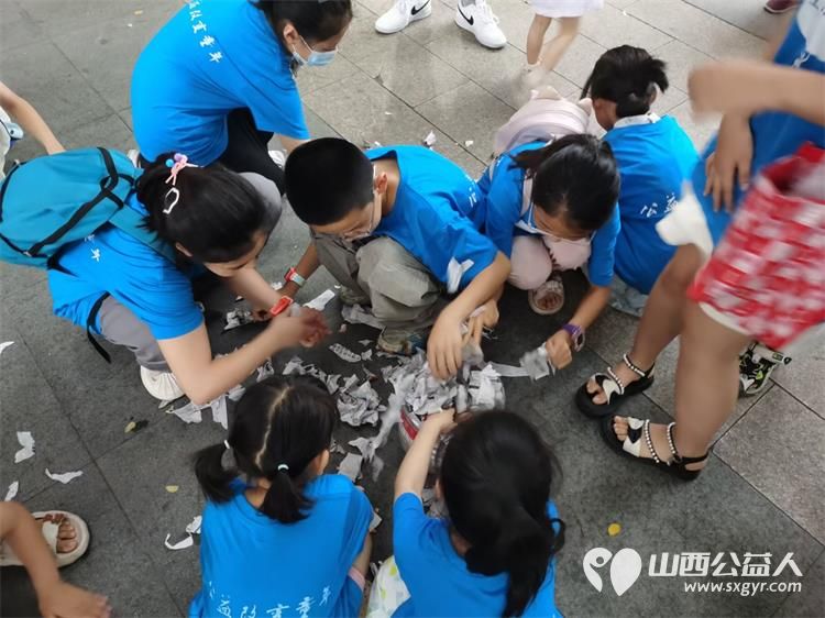 太原市儿童友好城市促进会组织引导蚂蚁力量义工团业余时间清理垃圾 - 第3张
