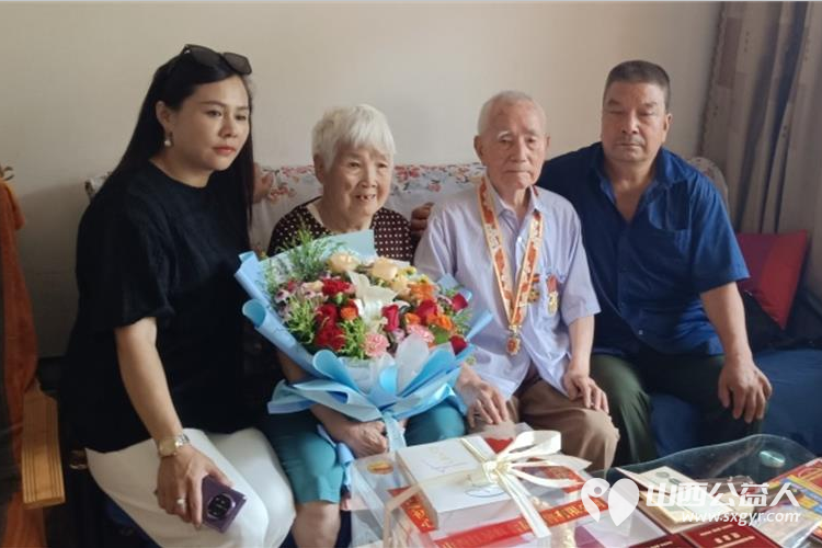 红星照耀致敬英雄----全国道德模范提名奖赵海生带领拥军敬老学雷锋志愿者服务中心携手山西红星红公司慰问抗战老兵侧记 - 第1张