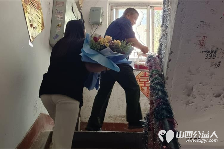 红星照耀致敬英雄----全国道德模范提名奖赵海生带领拥军敬老学雷锋志愿者服务中心携手山西红星红公司慰问抗战老兵侧记 - 第2张