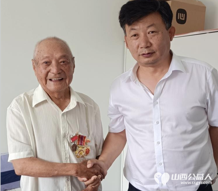 红星照耀致敬英雄----全国道德模范提名奖赵海生带领拥军敬老学雷锋志愿者服务中心携手山西红星红公司慰问抗战老兵侧记 - 第7张