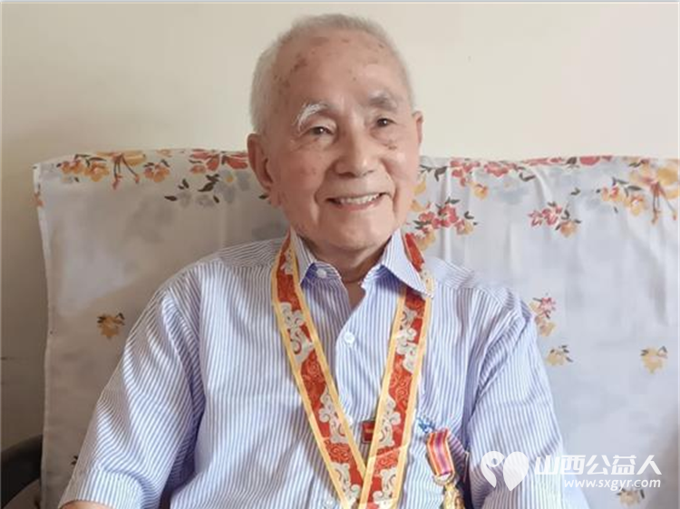 红星照耀致敬英雄----全国道德模范提名奖赵海生带领拥军敬老学雷锋志愿者服务中心携手山西红星红公司慰问抗战老兵侧记 - 第10张