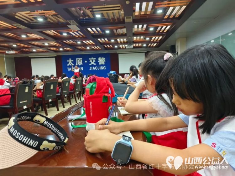 红十字小小宣讲员走进太原市交警支队122指挥中心感受智能交通观看交通安全警示教育片 - 第4张