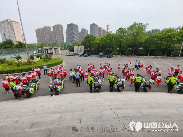 红十字小小宣讲员走进太原市交警支队122指挥中心感受智能交通观看交通安全警示教育片 - 第2张