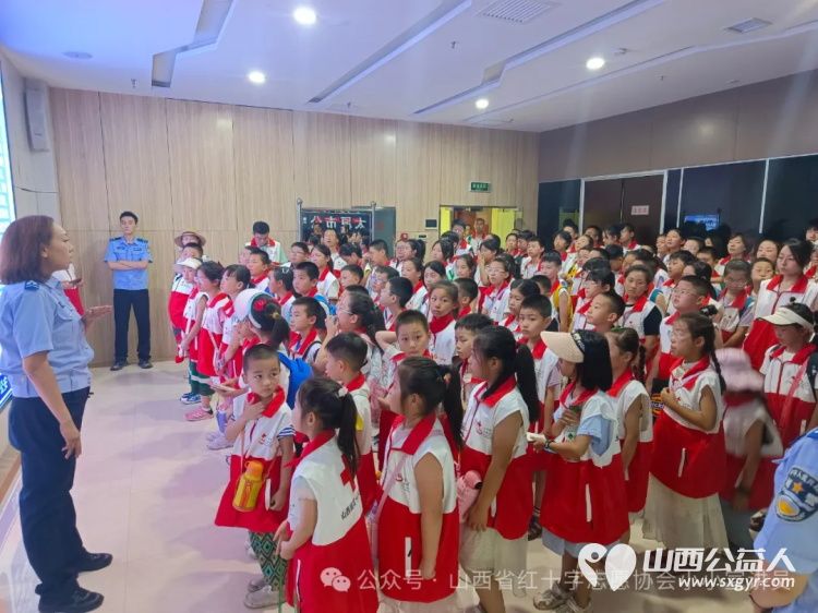 红十字小小宣讲员走进太原市交警支队122指挥中心感受智能交通观看交通安全警示教育片 - 第6张