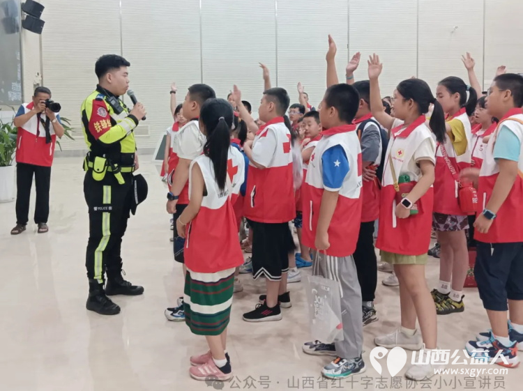 红十字小小宣讲员走进太原市交警支队122指挥中心感受智能交通观看交通安全警示教育片 - 第3张