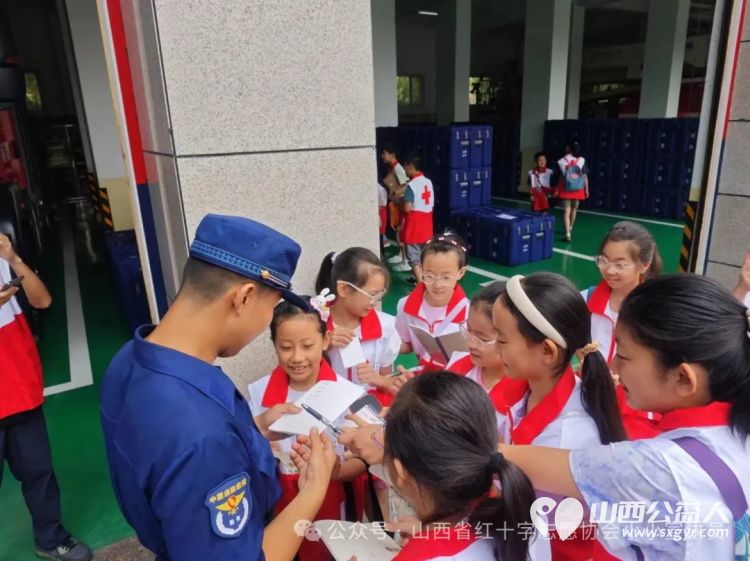 2024年山西省红十字小小宣讲员在红十字志愿者老师的带领下走进太原市消防救援特勤大队体验消防生活学习消防知识 - 第13张 - 山西公益人 2024年山西省红十字小小宣讲员在红十字志愿者老师的带领下走进太原市消防救援特勤大队体验消防生活学习消防知识 - 第13张