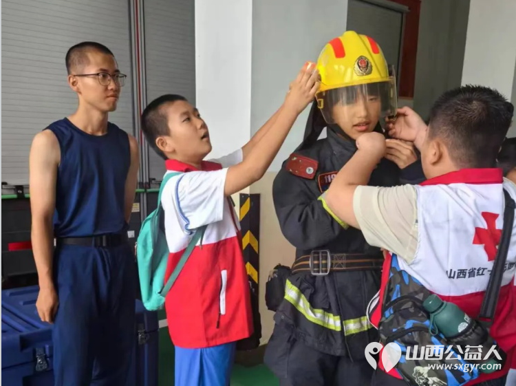 2024年山西省红十字小小宣讲员在红十字志愿者老师的带领下走进太原市消防救援特勤大队体验消防生活学习消防知识 - 第7张 - 山西公益人 2024年山西省红十字小小宣讲员在红十字志愿者老师的带领下走进太原市消防救援特勤大队体验消防生活学习消防知识 - 第7张