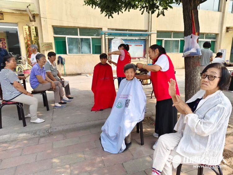 志愿服务进村镇健康活动暖人心介休市敬老协会志愿者走进洪山镇东宋丁村爱心理发健康义诊 - 第18张 - 山西公益人 志愿服务进村镇健康活动暖人心介休市敬老协会志愿者走进洪山镇东宋丁村爱心理发健康义诊 - 第18张