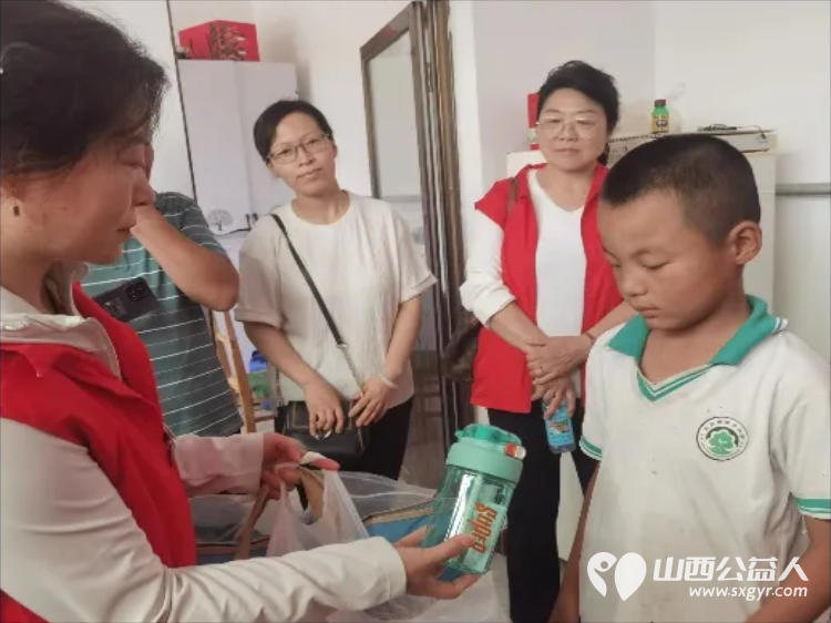 长治市爱心妈妈公益协会走进沁县以实际行动帮助困境儿童给孩子送去慰问金、鞋衣服床上用品等爱心大礼包 - 第15张