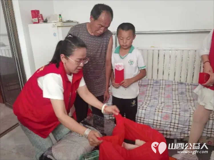 长治市爱心妈妈公益协会走进沁县以实际行动帮助困境儿童给孩子送去慰问金、鞋衣服床上用品等爱心大礼包 - 第11张