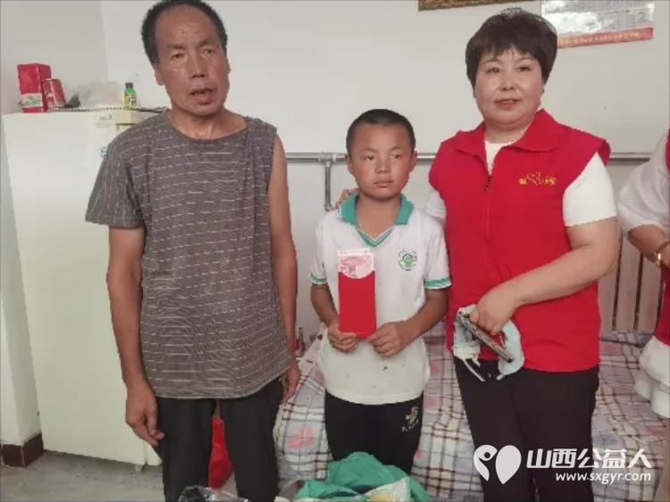 长治市爱心妈妈公益协会走进沁县以实际行动帮助困境儿童给孩子送去慰问金、鞋衣服床上用品等爱心大礼包 - 第14张