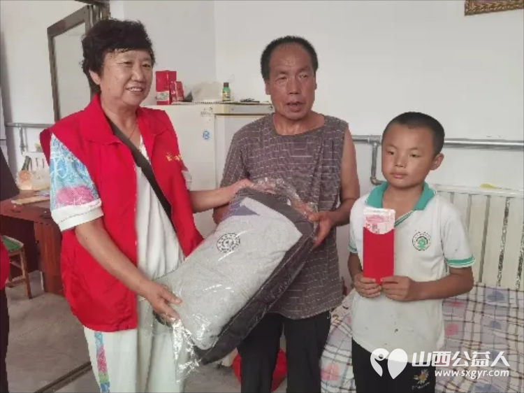 长治市爱心妈妈公益协会走进沁县以实际行动帮助困境儿童给孩子送去慰问金、鞋衣服床上用品等爱心大礼包 - 第9张
