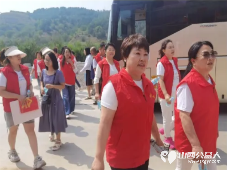 长治市爱心妈妈公益协会走进沁县以实际行动帮助困境儿童给孩子送去慰问金、鞋衣服床上用品等爱心大礼包 - 第3张