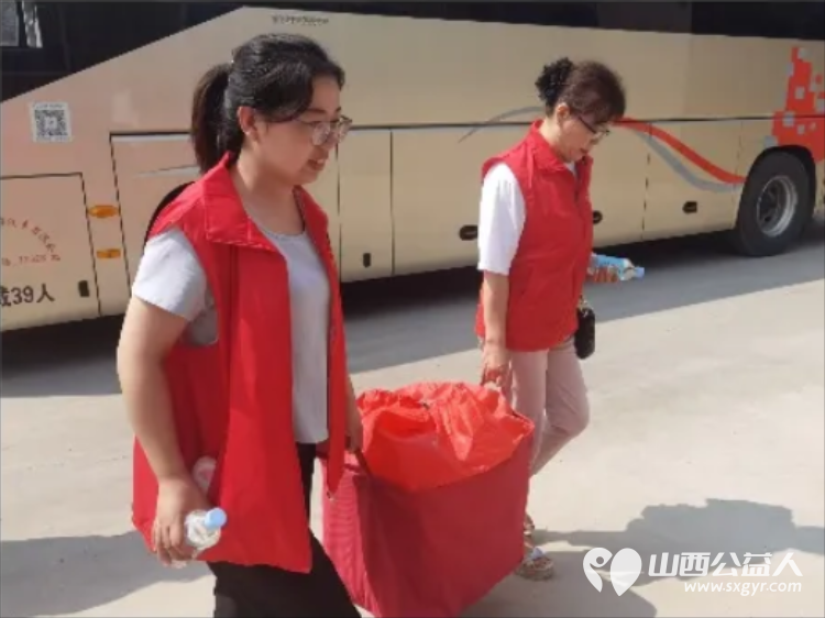 长治市爱心妈妈公益协会走进沁县以实际行动帮助困境儿童给孩子送去慰问金、鞋衣服床上用品等爱心大礼包 - 第5张