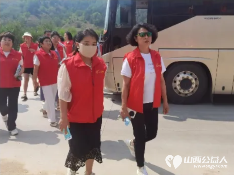 长治市爱心妈妈公益协会走进沁县以实际行动帮助困境儿童给孩子送去慰问金、鞋衣服床上用品等爱心大礼包 - 第4张