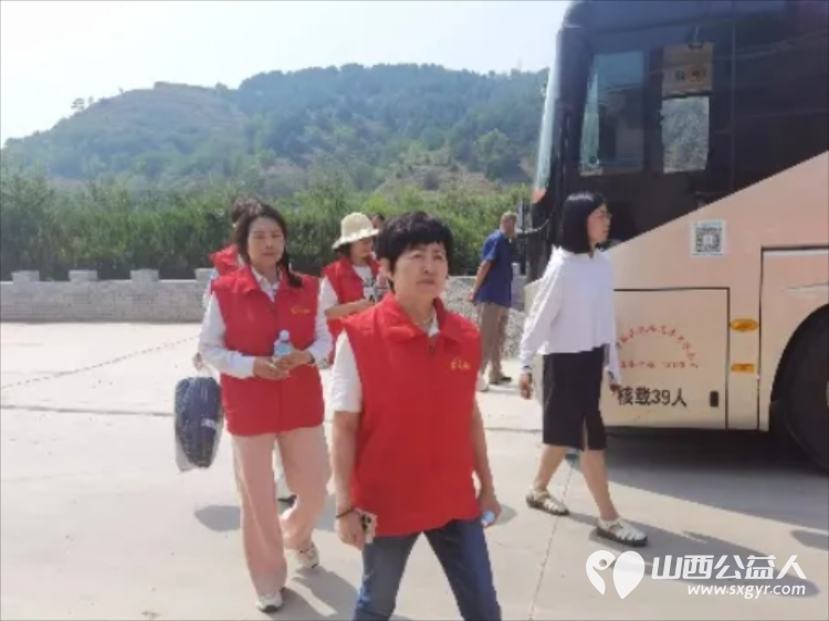 长治市爱心妈妈公益协会走进沁县以实际行动帮助困境儿童给孩子送去慰问金、鞋衣服床上用品等爱心大礼包 - 第6张