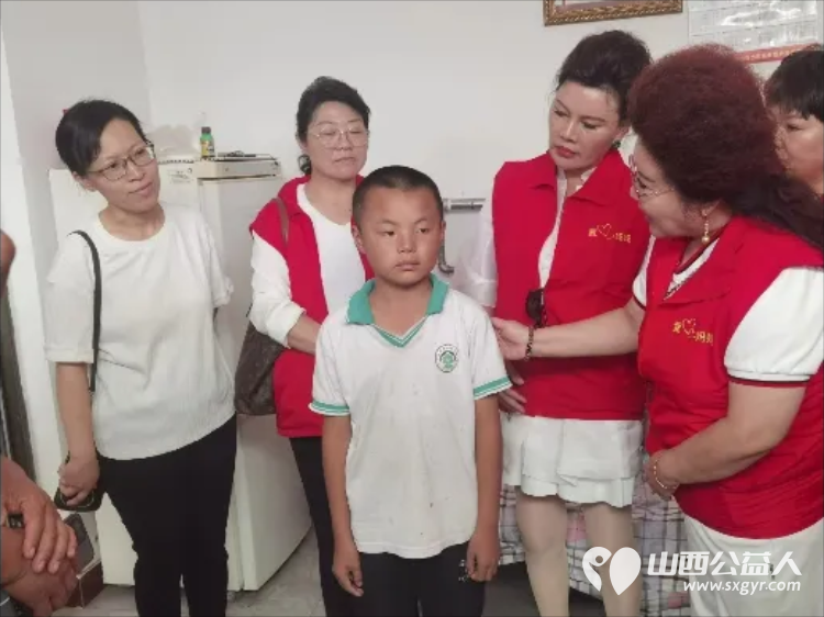 长治市爱心妈妈公益协会走进沁县以实际行动帮助困境儿童给孩子送去慰问金、鞋衣服床上用品等爱心大礼包 - 第7张