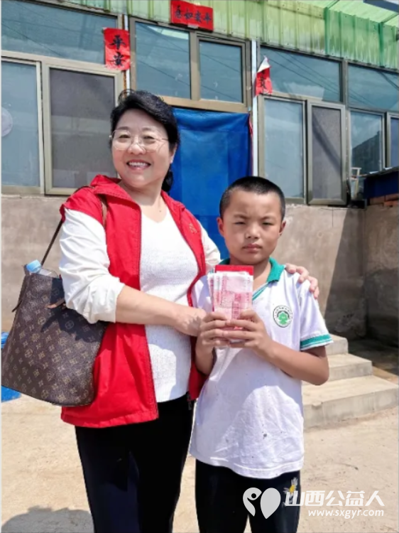 长治市爱心妈妈公益协会走进沁县以实际行动帮助困境儿童给孩子送去慰问金、鞋衣服床上用品等爱心大礼包 - 第26张