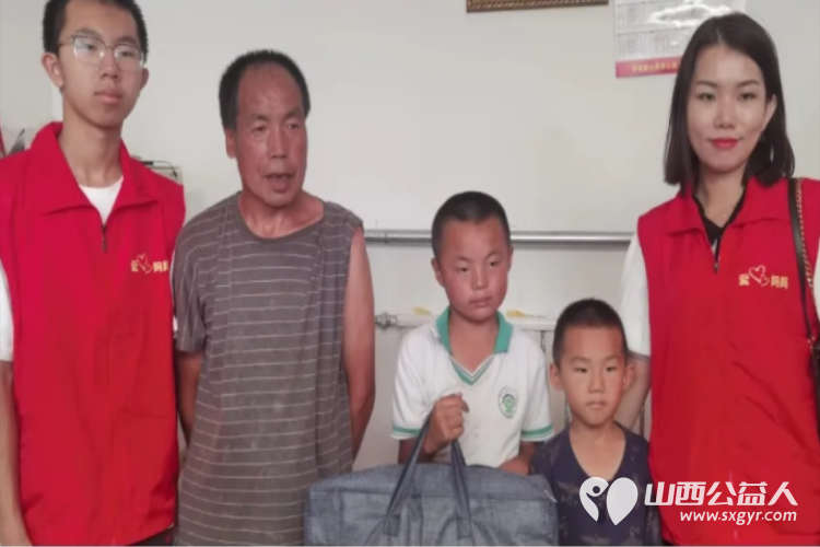 长治市爱心妈妈公益协会走进沁县以实际行动帮助困境儿童给孩子送去慰问金、鞋衣服床上用品等爱心大礼包 - 第19张