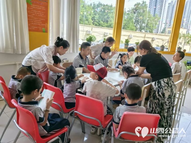 太原市儿童福利院特教学校与晨丹诗歌同化自愈公益诵读志愿者组织学生学习了红色主题教育活动 - 第2张 - 山西公益人 太原市儿童福利院特教学校与晨丹诗歌同化自愈公益诵读志愿者组织学生学习了红色主题教育活动 - 第2张