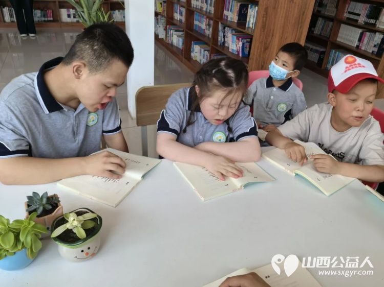 太原市儿童福利院特教学校与晨丹诗歌同化自愈公益诵读志愿者组织学生学习了红色主题教育活动 - 第3张 - 山西公益人 太原市儿童福利院特教学校与晨丹诗歌同化自愈公益诵读志愿者组织学生学习了红色主题教育活动 - 第3张