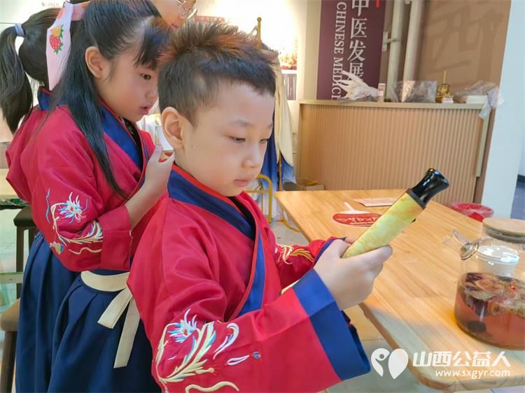 太原市龙城义工暑期组织小志愿者及家长体验中医魅力学习中医知识自制山楂丸或包香囊等系列中医文化体验 - 第8张 - 山西公益人 太原市龙城义工暑期组织小志愿者及家长体验中医魅力学习中医知识自制山楂丸或包香囊等系列中医文化体验 - 第8张