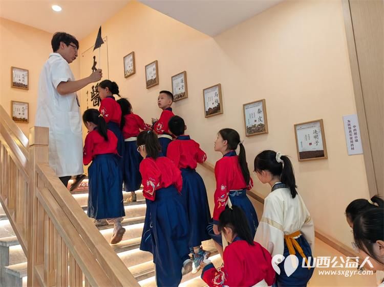 太原市龙城义工暑期组织小志愿者及家长体验中医魅力学习中医知识自制山楂丸或包香囊等系列中医文化体验 - 第5张 - 山西公益人 太原市龙城义工暑期组织小志愿者及家长体验中医魅力学习中医知识自制山楂丸或包香囊等系列中医文化体验 - 第5张