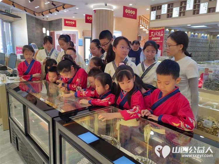 太原市龙城义工暑期组织小志愿者及家长体验中医魅力学习中医知识自制山楂丸或包香囊等系列中医文化体验 - 第3张 - 山西公益人 太原市龙城义工暑期组织小志愿者及家长体验中医魅力学习中医知识自制山楂丸或包香囊等系列中医文化体验 - 第3张