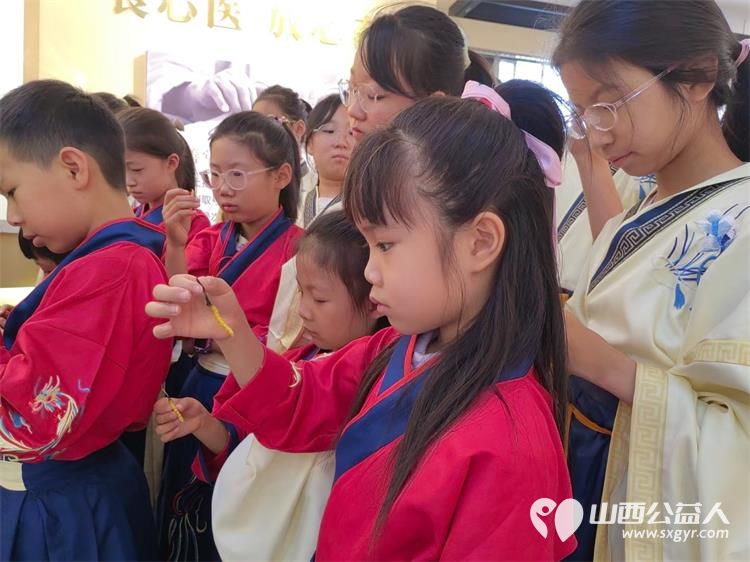 太原市龙城义工暑期组织小志愿者及家长体验中医魅力学习中医知识自制山楂丸或包香囊等系列中医文化体验 - 第7张 - 山西公益人 太原市龙城义工暑期组织小志愿者及家长体验中医魅力学习中医知识自制山楂丸或包香囊等系列中医文化体验 - 第7张