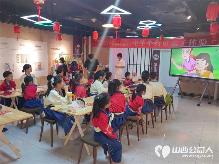 太原市龙城义工暑期组织小志愿者及家长体验中医魅力学习中医知识自制山楂丸或包香囊等系列中医文化体验 - 第4张 - 山西公益人 太原市龙城义工暑期组织小志愿者及家长体验中医魅力学习中医知识自制山楂丸或包香囊等系列中医文化体验 - 第4张