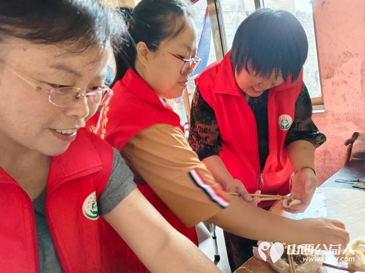 介休市敬老协会志愿者在连福镇张良村入户特困老人88岁胡连风家中为老人理发料理家务 - 第13张 - 山西公益人 介休市敬老协会志愿者在连福镇张良村入户特困老人88岁胡连风家中为老人理发料理家务 - 第13张